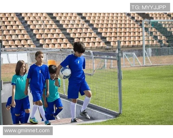 足球巨星的青训之路：从少年梦想到职业巅峰的成长历程